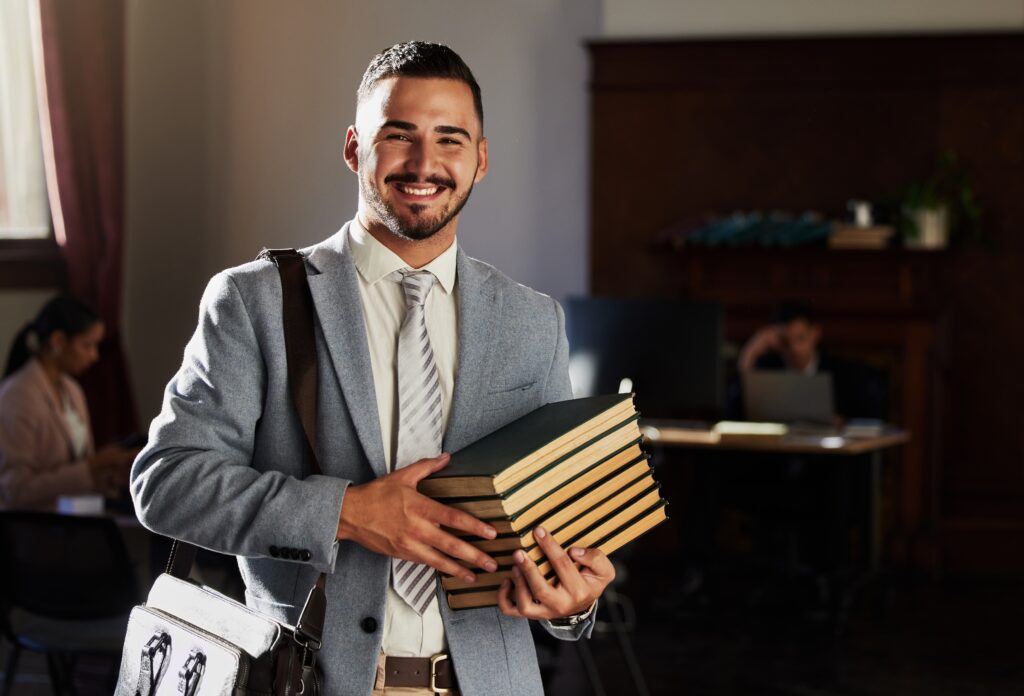 Estudante da pós em direito do consumido carrega livros.