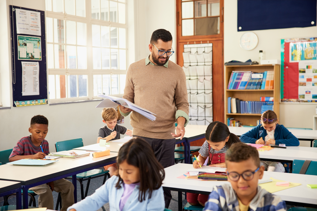 Professor em aula para crianças