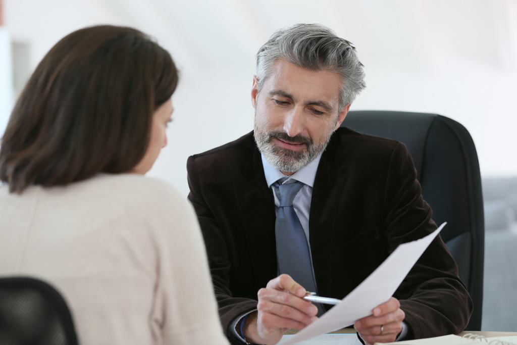 Especialista em direito do consumidor orienta cliente.