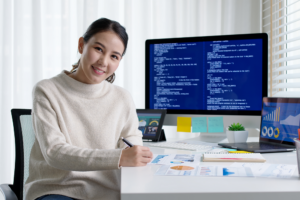 Mulher cursando pós graduação em desenvolvimento full stack