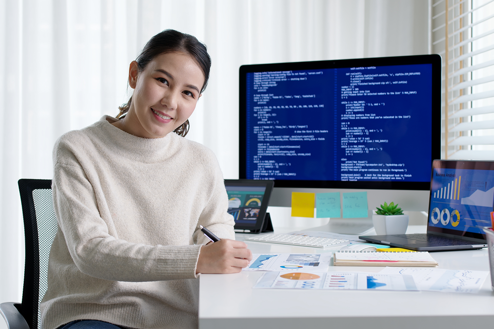 Mulher cursando pós graduação em desenvolvimento full stack