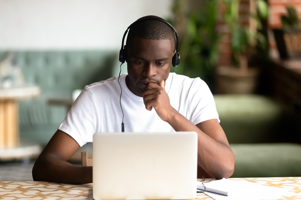 Homem estudando no computador. Diferença entre graduação e pós-graduação.