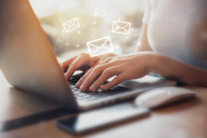 Pessoa respondendo um email. Como agradecer um retorno negativo de processo seletivo