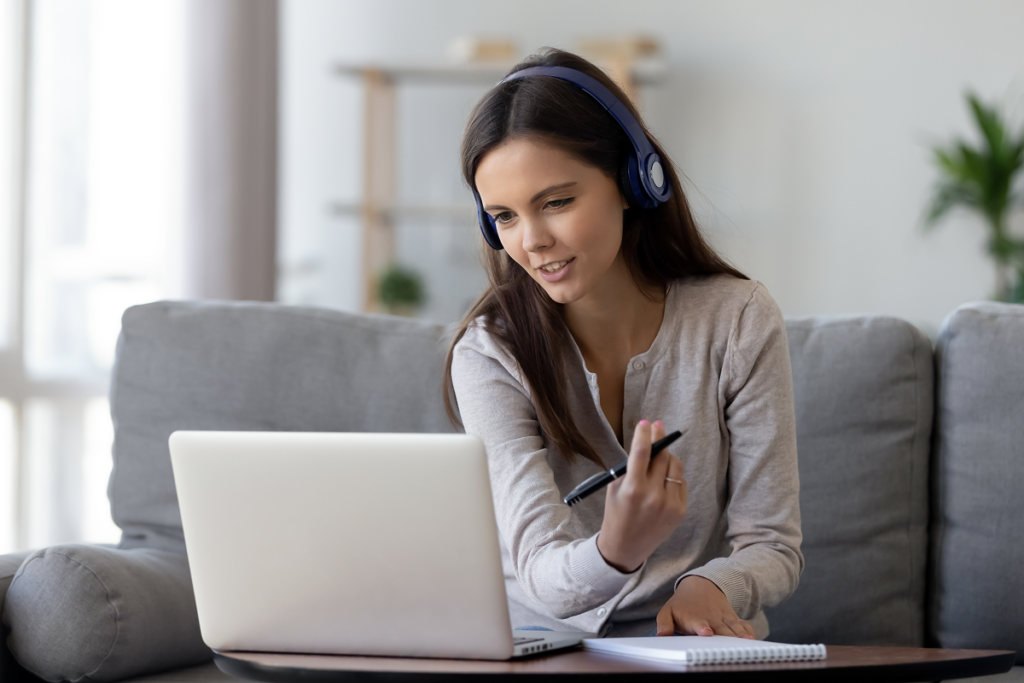 Aluna participando de aula online. Tendências pedagógicas.
