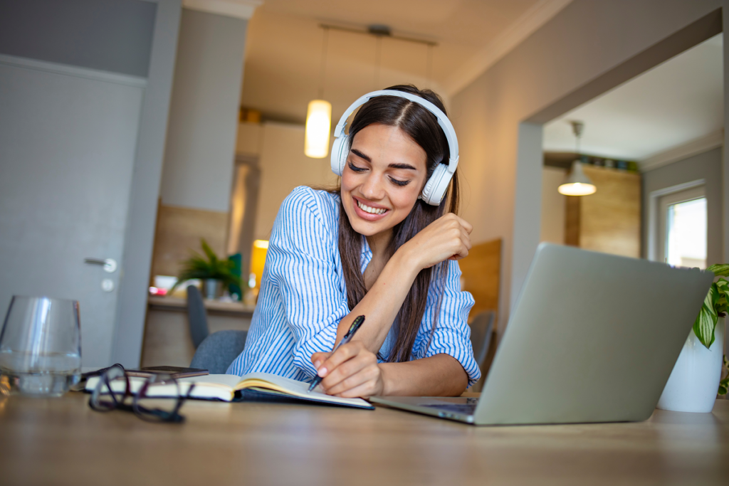 Mulher estudando em casa na frente do computador. Carreira estagnada.