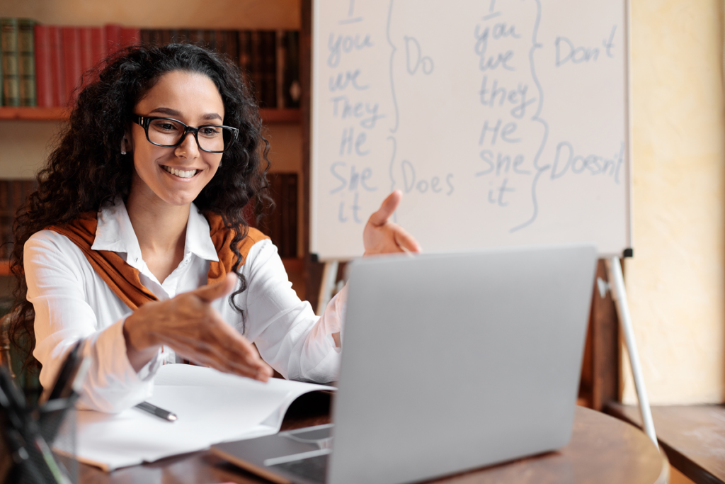 Professora dando aulas online. Pós-graduação para professores.