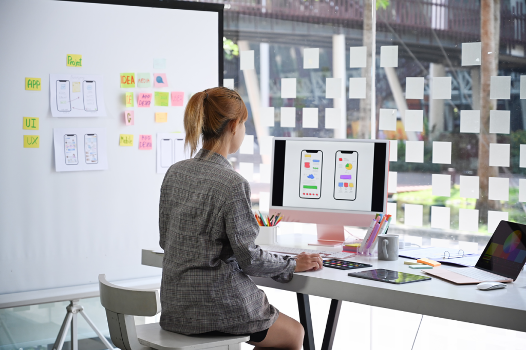 UX designer trabalhando em escritório.