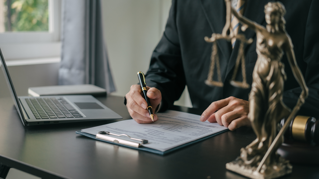 Advogado trabalhando em escritório. cursos com alta empregabilidade
