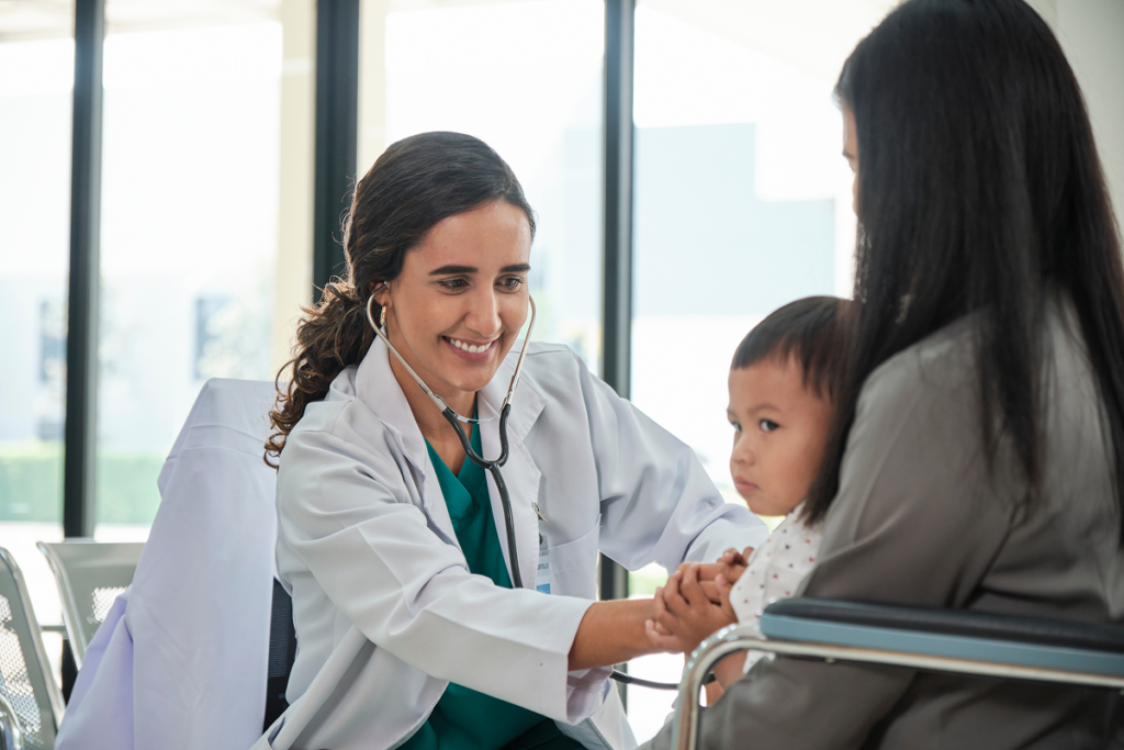 Médica cuidando de paciente criança. Competências e habilidades gerais do profissional da área da Saúde