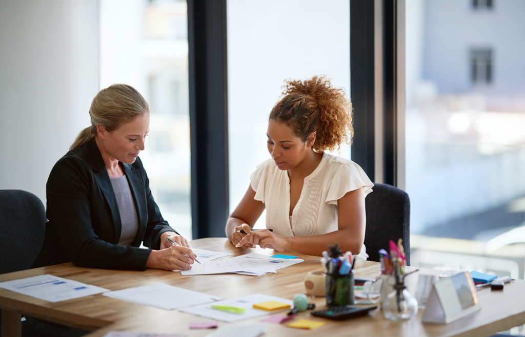 Advogadas trabalhando em um contrato. Cursos com alta empregabilidade.