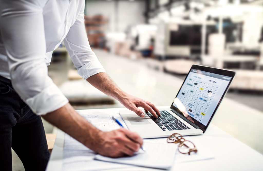 Profissional de comércio exterior trabalhando no computador. cursos com alta empregabilidade.