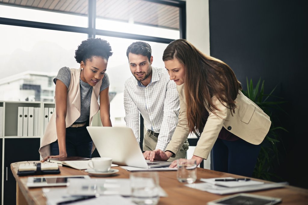 Colegas de trabalho trabalham juntos. Analista junior pleno ou senior.